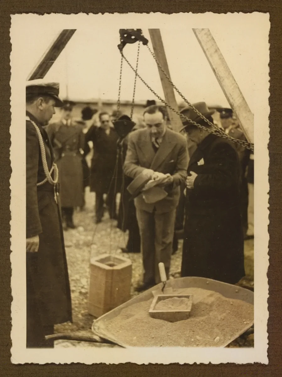 Presidente Pedro Aguirre Cerda en acto oficial en puerto o embarcación — aprox. 1939 | Chile de Ayer