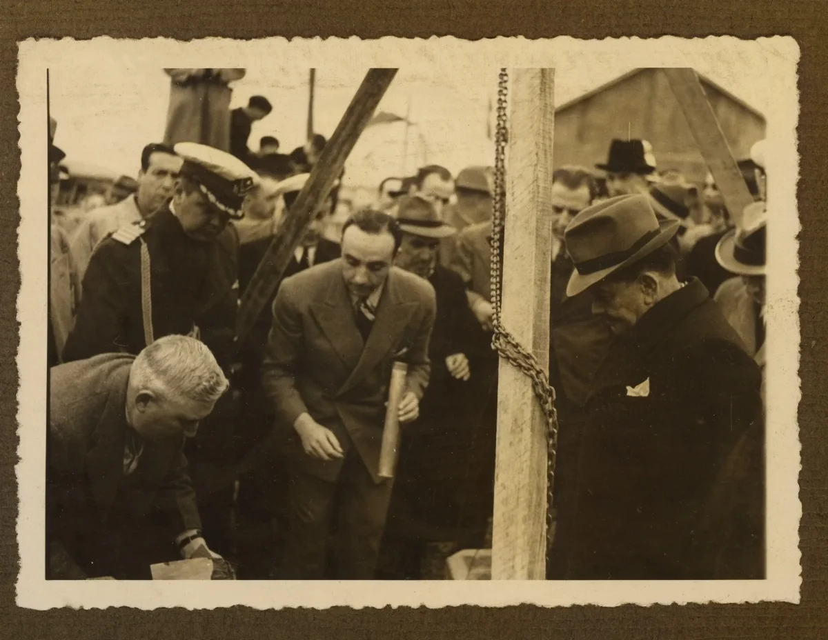 Presidente Aguirre Cerda en acto público con delegación de autoridades — aprox. 1939 | Chile de Ayer