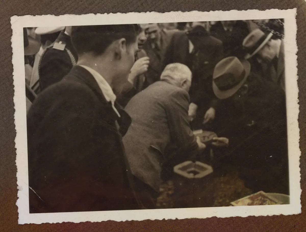 Presidente Pedro Aguirre Cerda en acto oficial rodeado de autoridades — aprox. 1939 | Chile de Ayer