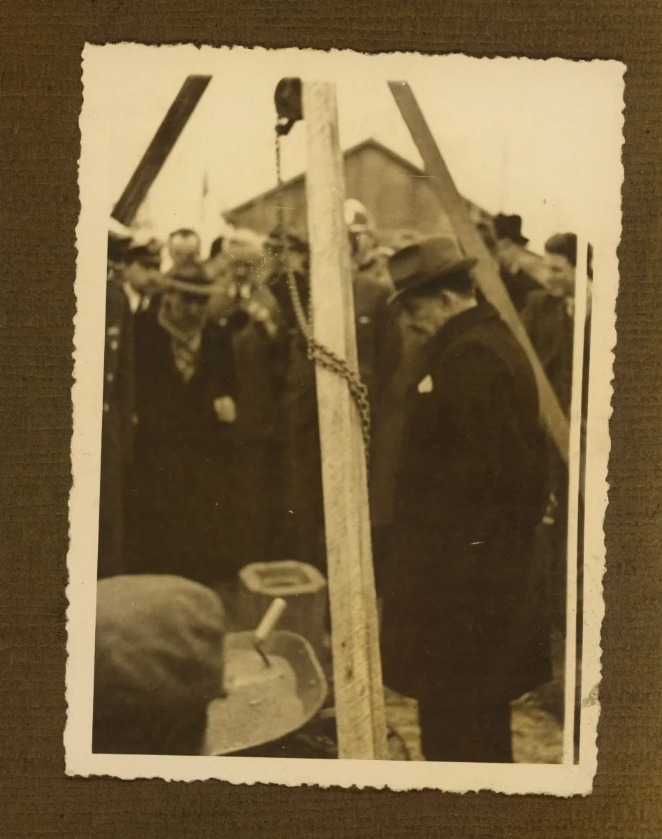 Acto cívico con ceremonia de izado de bandera — aprox. 1939 | Chile de Ayer