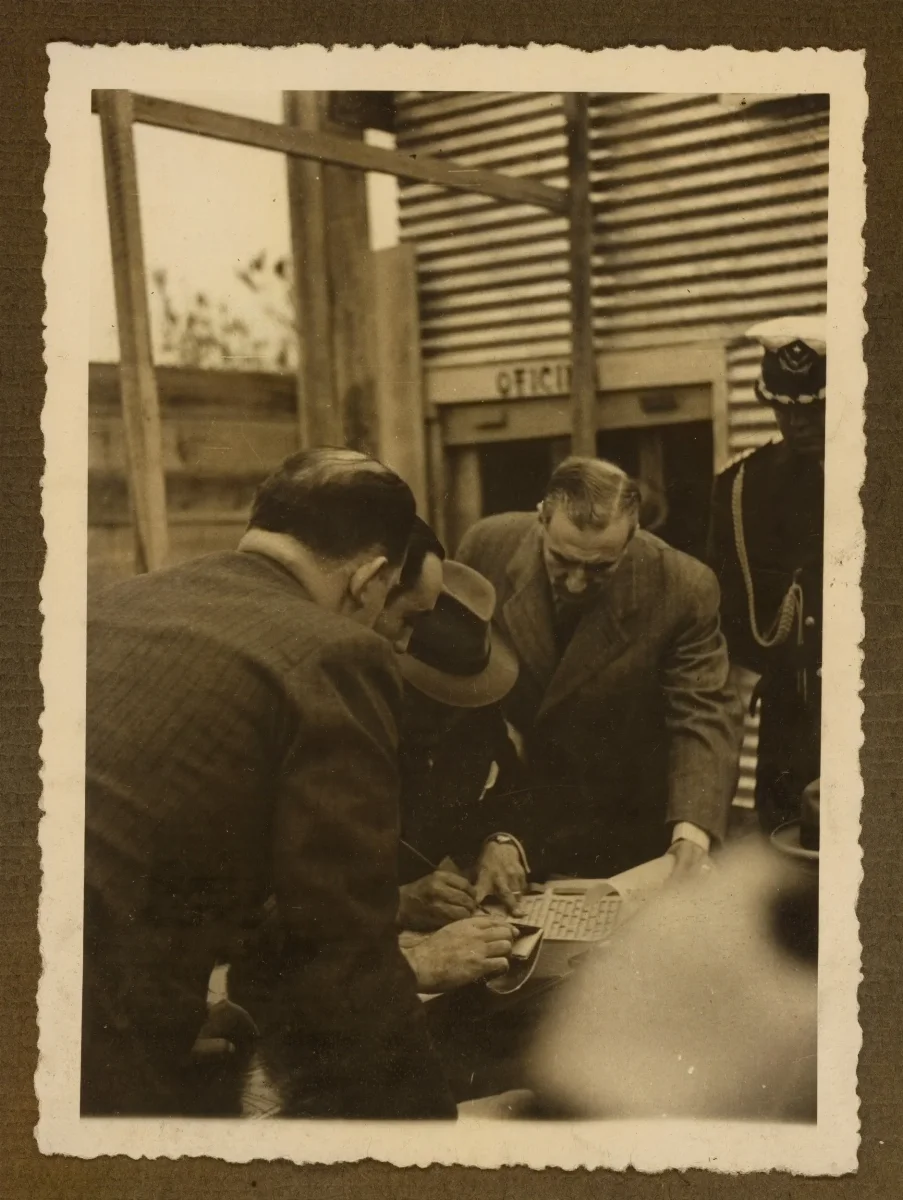 Presidente Pedro Aguirre Cerda firma documento en acto oficial — aprox. 1939 | Chile de Ayer