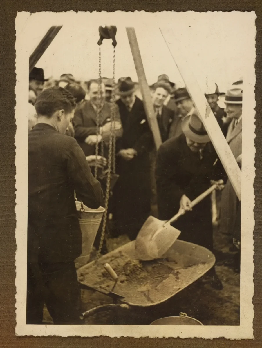 Acto oficial de colocación de piedra fundamental de obra pública — aprox. 1939 | Chile de Ayer