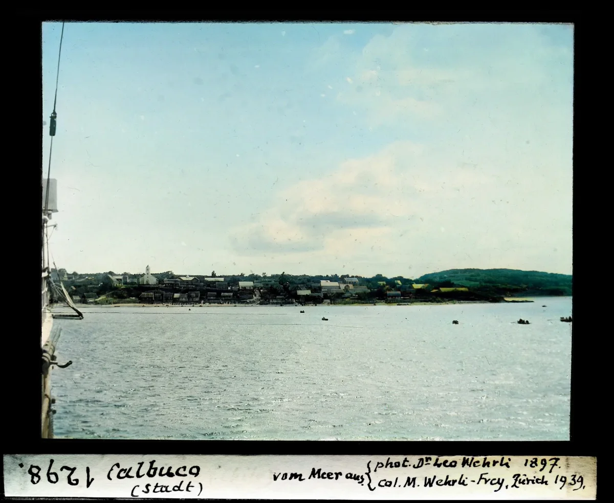 Calbuco, Stadt vom Meer aus — Puerto Montt — 1897 | Chile de Ayer