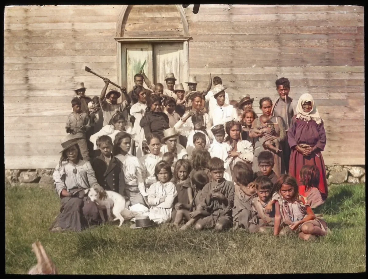 A Group of Easter Islanders Outside the Church Door, Oc,G.T.1648, Mana Expedition to Easter Island, British Museum — Isla de Pascua — 1914 | Chile de Ayer