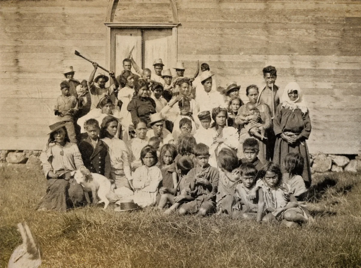 A Group of Easter Islanders Outside the Church Door, The Mystery of Easter Island, published 1919 — Isla de Pascua — 1914 | Chile de Ayer