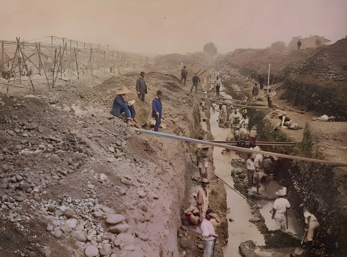 Canalización Río Mapocho a fines de 1880' s. — 1880 | Chile de Ayer
