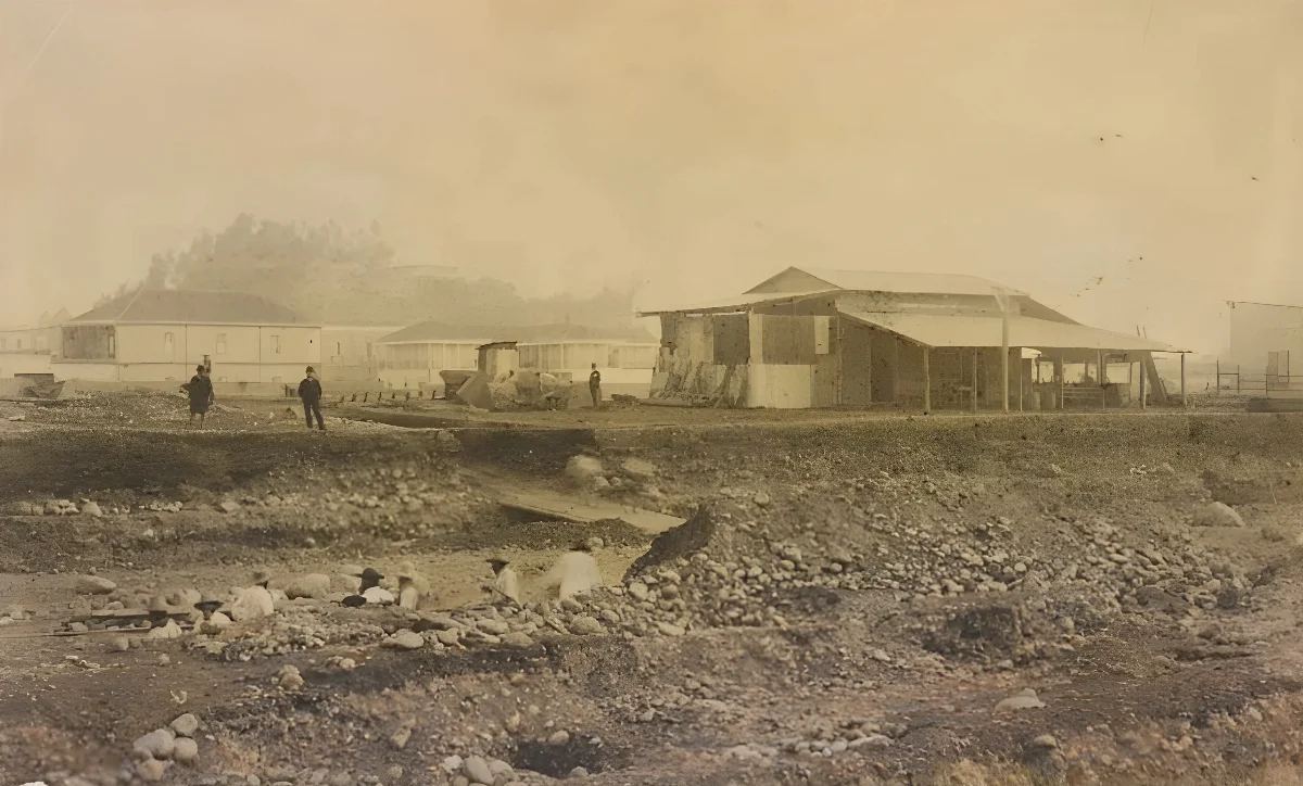 Canalización Río Mapocho a fines de 1880' s. — 1880 | Chile de Ayer
