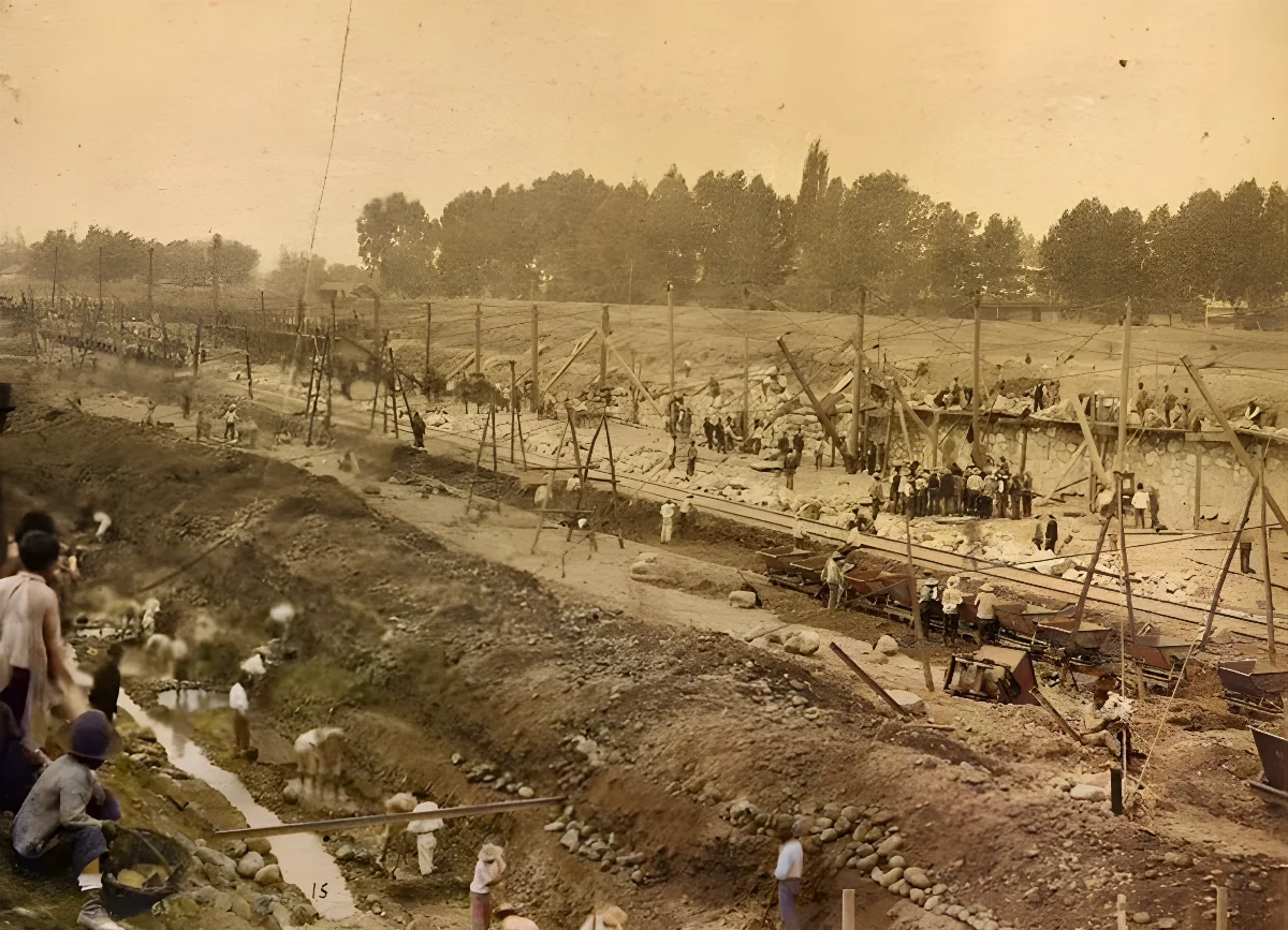 Canalización Río Mapocho a fines de 1880' s. — 1880 | Chile de Ayer