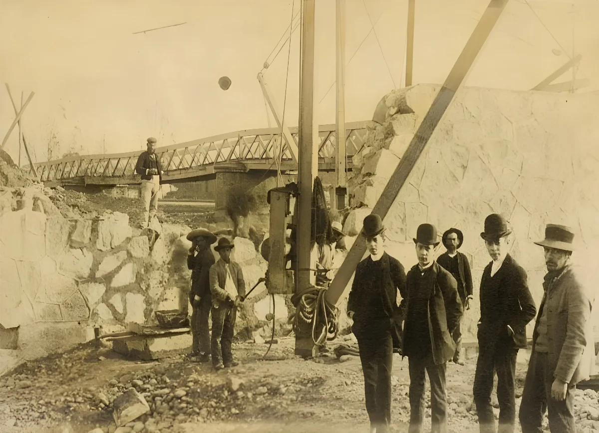 Canalización Río Mapocho a fines de 1880' s. — 1880 | Chile de Ayer