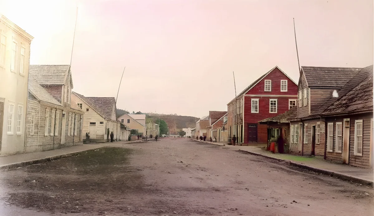 Calle Varas en Puerto Montt, 1893. — 1893 | Chile de Ayer