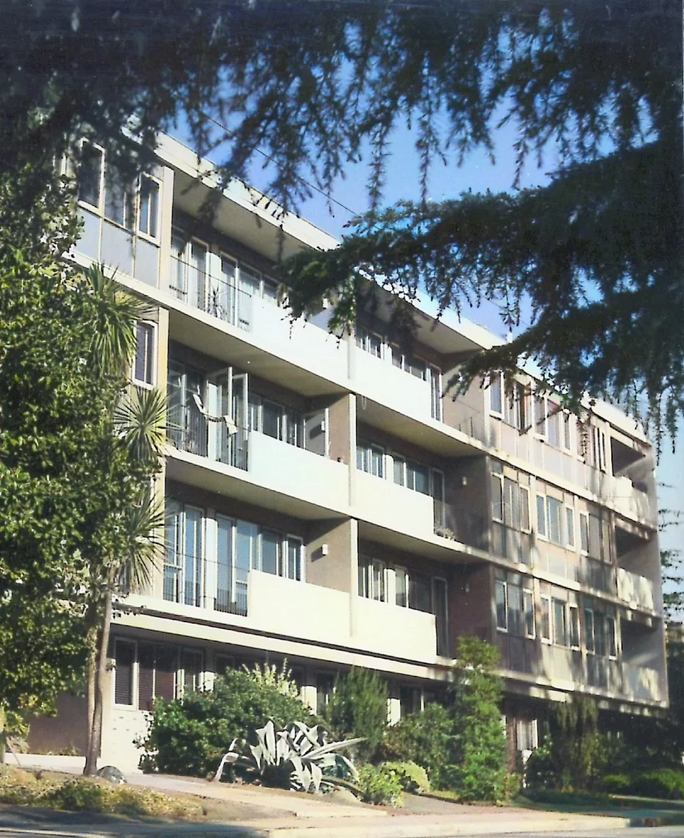 Edificio Bendersky con vegetación frontal — aprox. 1958 | Chile de Ayer