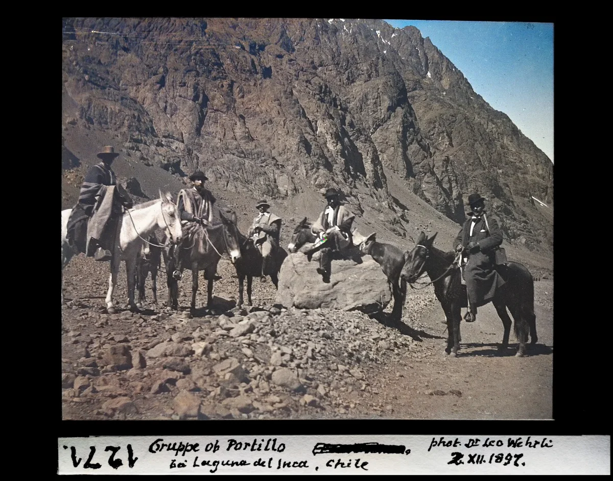 Gruppe oberhalb Portillo, bei Laguna del Inca — Municipalidad de Valparaíso — 1897 | Chile de Ayer