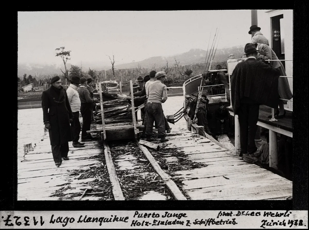 Lago Llanquihué, Puerto Junge, Holz Einladungen z. Schiffbetrieb — Llanquihue — 1938 | Chile de Ayer