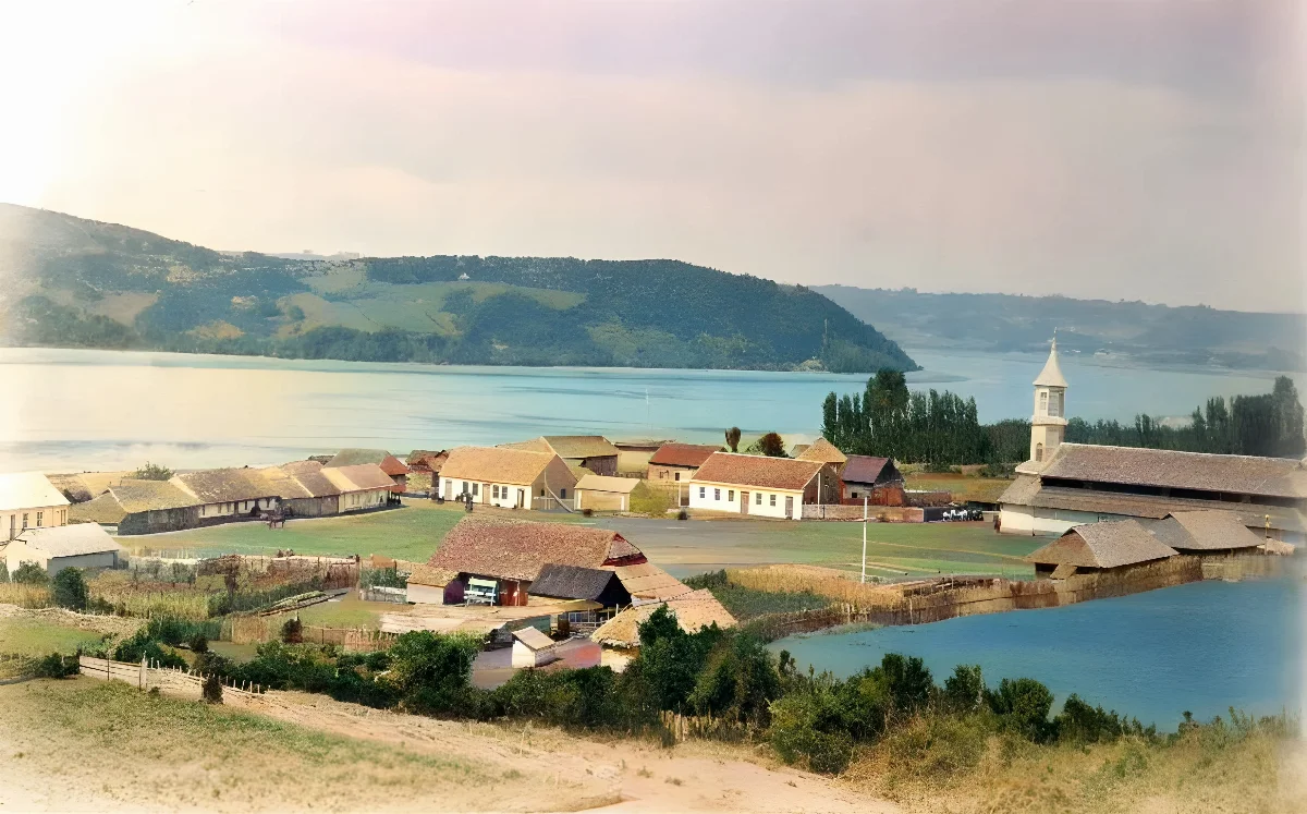 Dalcahue, Chiloé en 1893. — Plaza e Iglesia de Dalcahue — 1893 | Chile de Ayer