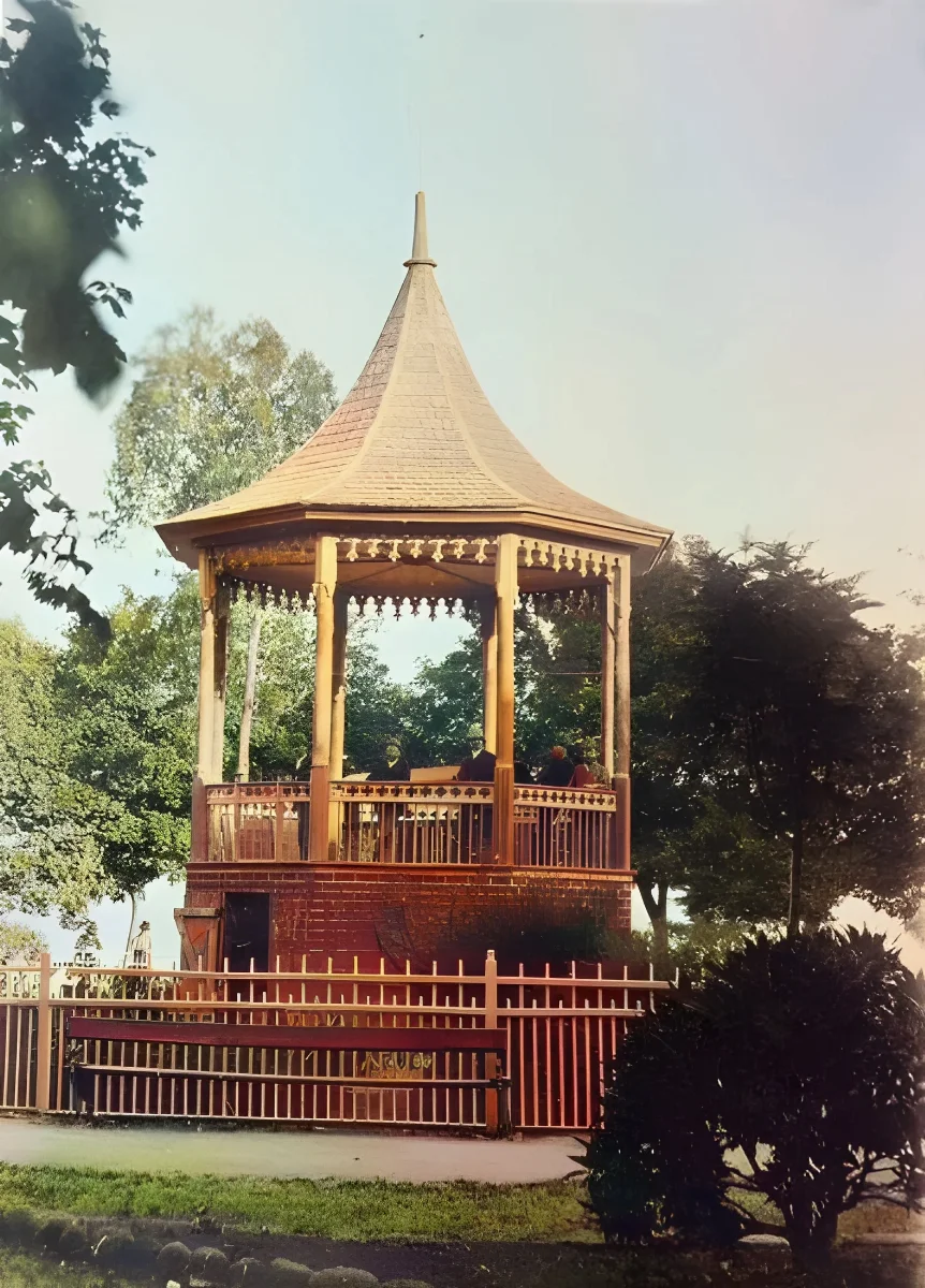 Kiosko en Puerto Montt, 1893. — 1893 | Chile de Ayer