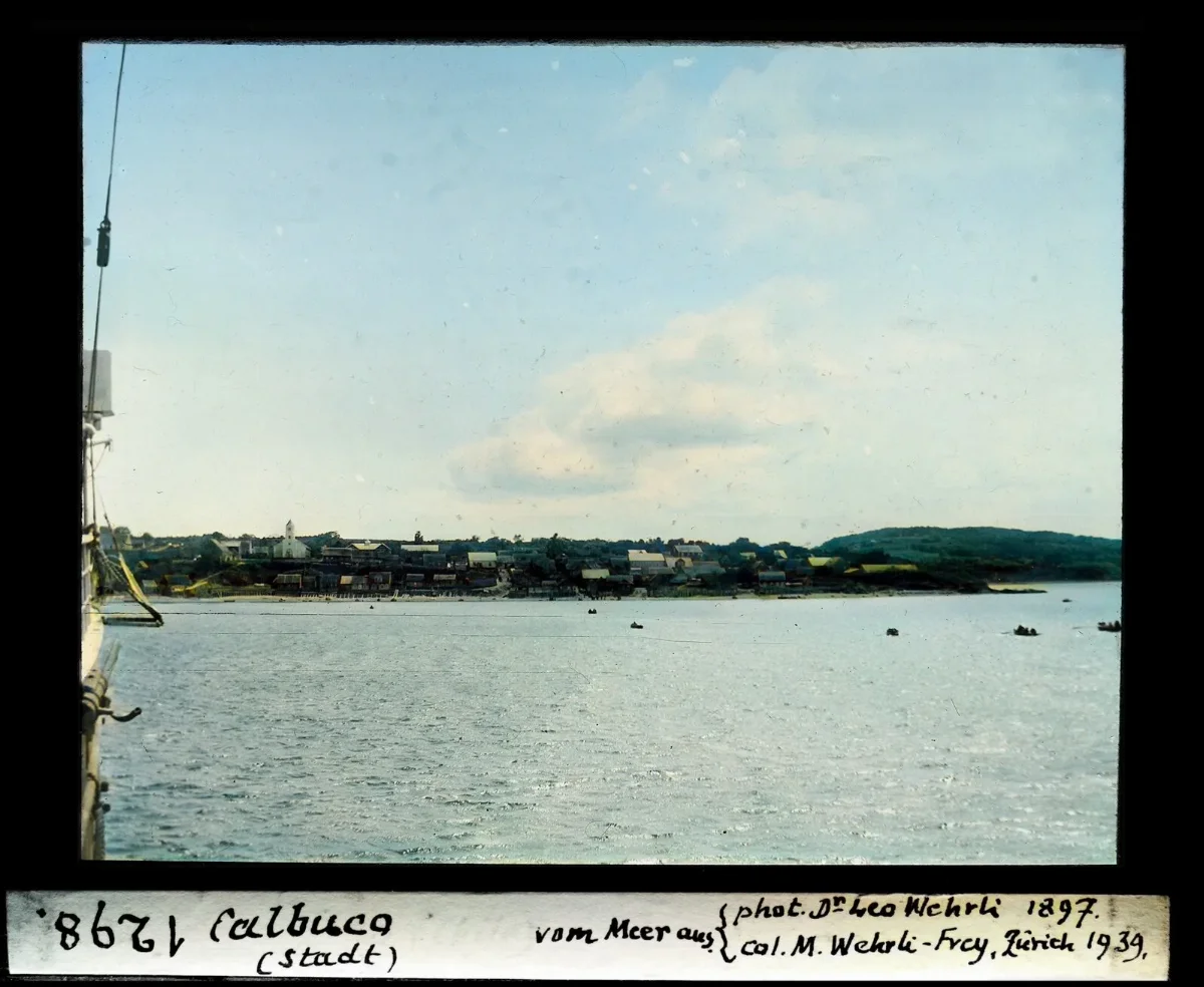 Ciudad de Calbuco vista desde el mar con iglesia y caserio costero — aprox. 1897–1940 | Chile de Ayer