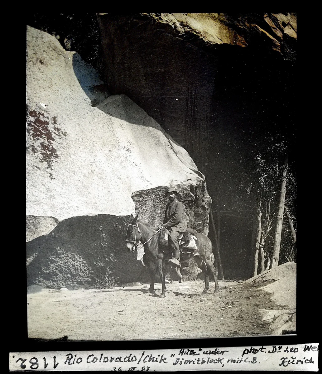 Rio Colorado, Hütte unter Dioritblock mit C. B. [Carlos Bruck] — 1897 | Chile de Ayer