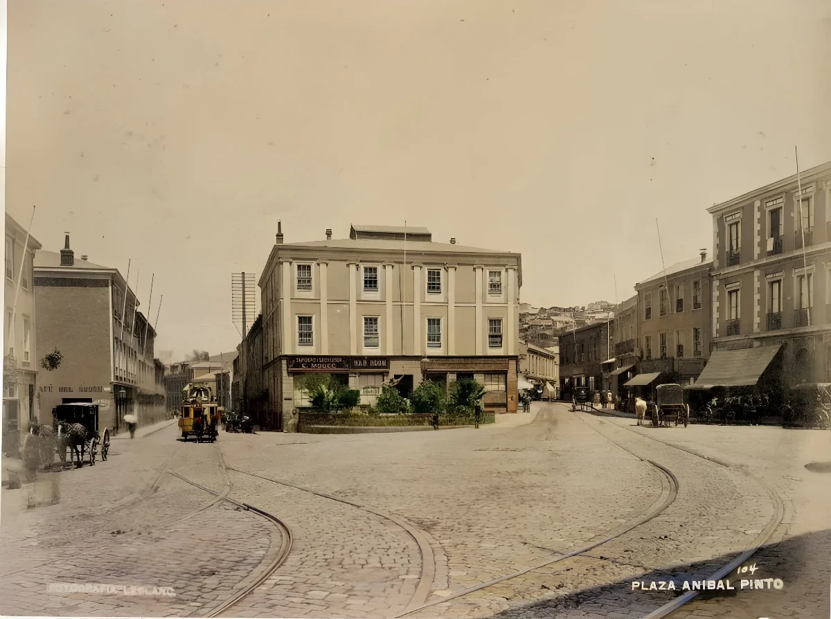 Plaza Aníbal Pinto de Valparaíso, 1888 — 1888 | Chile de Ayer