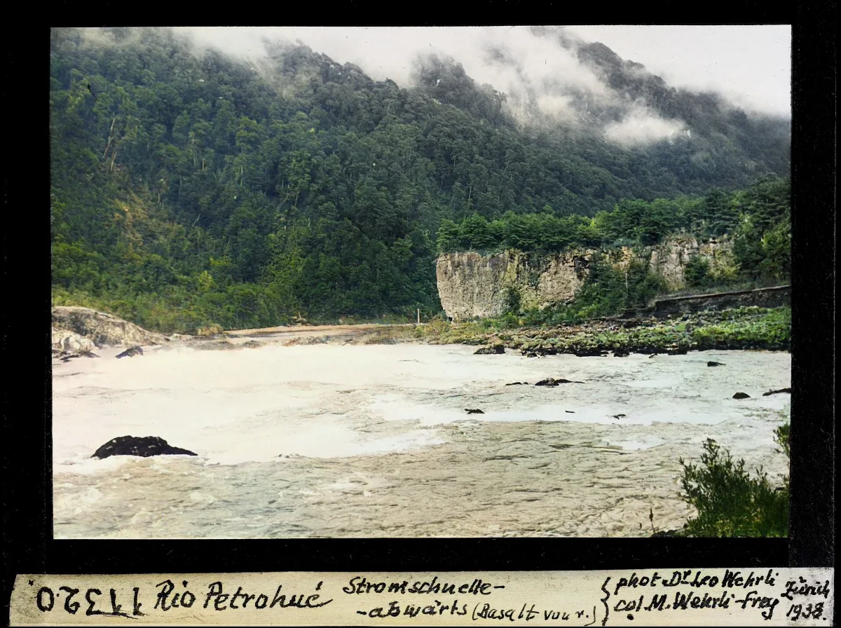 Rio Petrohué , Stromschnelle abwärts (Basalt von rechts) — 1938 | Chile de Ayer