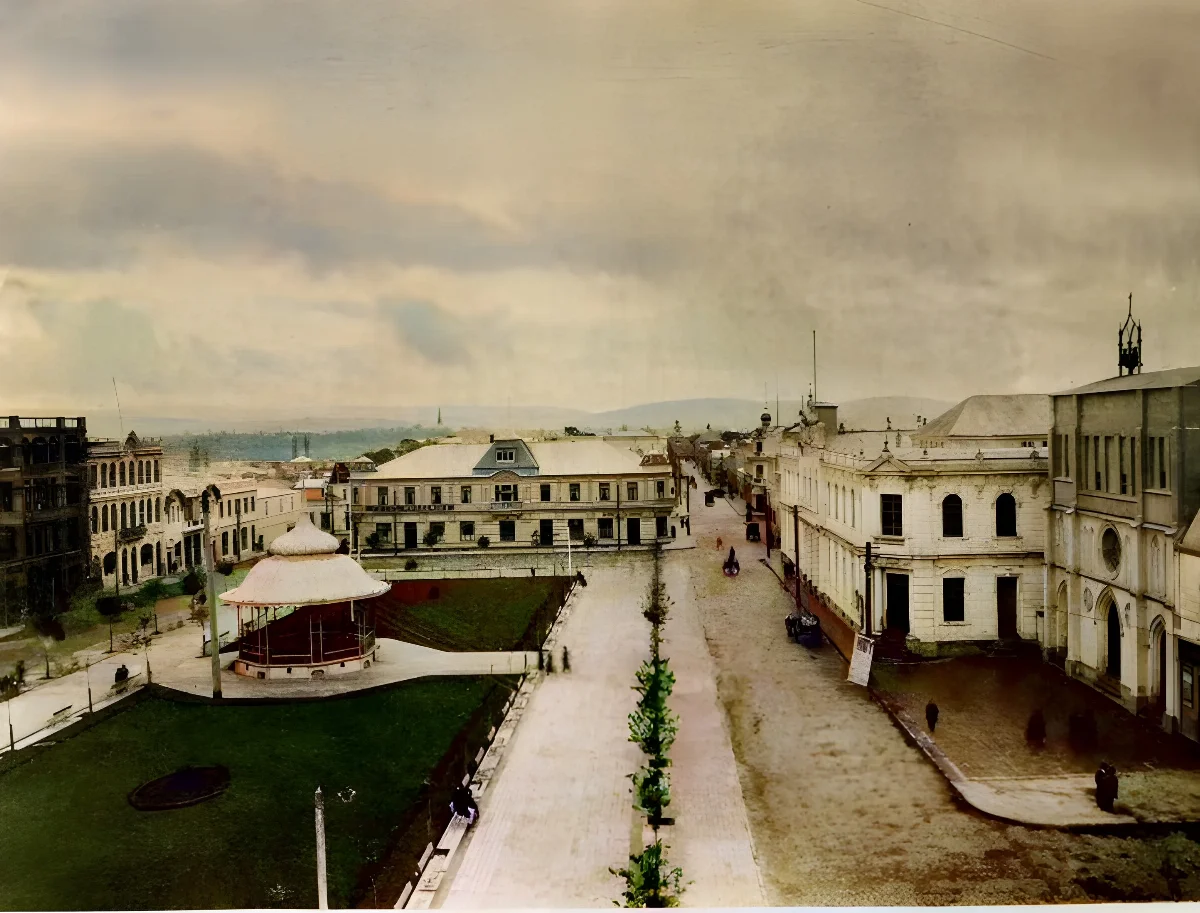 Plaza de Armas de la ciudad de Valdivia en 1915 — Plaza de la República — 1915 | Chile de Ayer