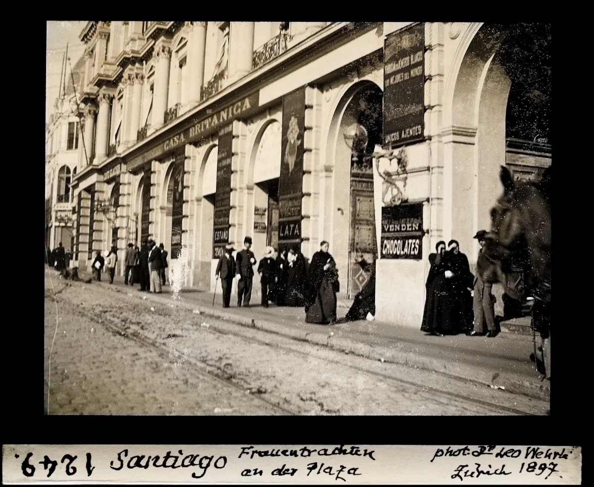 Santiago, Frauentrachten an der Plaza — 1897 | Chile de Ayer