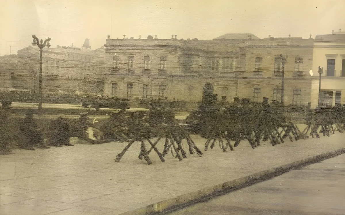 Golpe de Estado en Chile 4 de junio de 1932 Carabineros apostados junto al Palacio de La Moneda — aprox. 1932 | Chile de Ayer