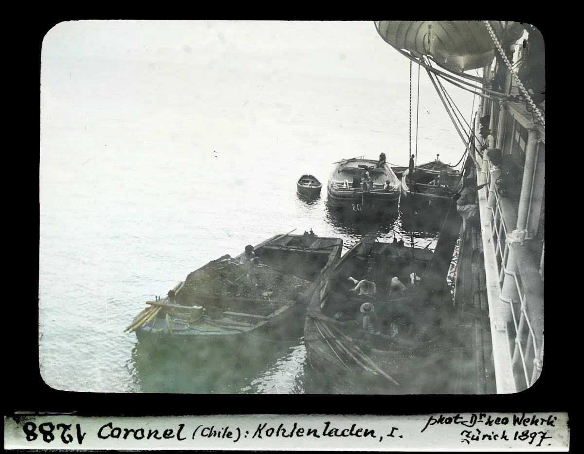 Carga de carbón a botes en Coronel, Chile — diapositiva de linterna mágica, 1897 — aprox. 1897–1940 | Chile de Ayer