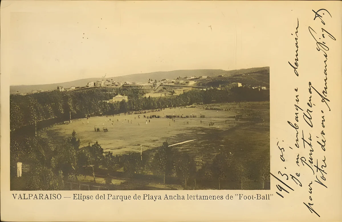 Postal mostrando certamen de fútbol en Playa Ancha en 1905 — 1905 | Chile de Ayer