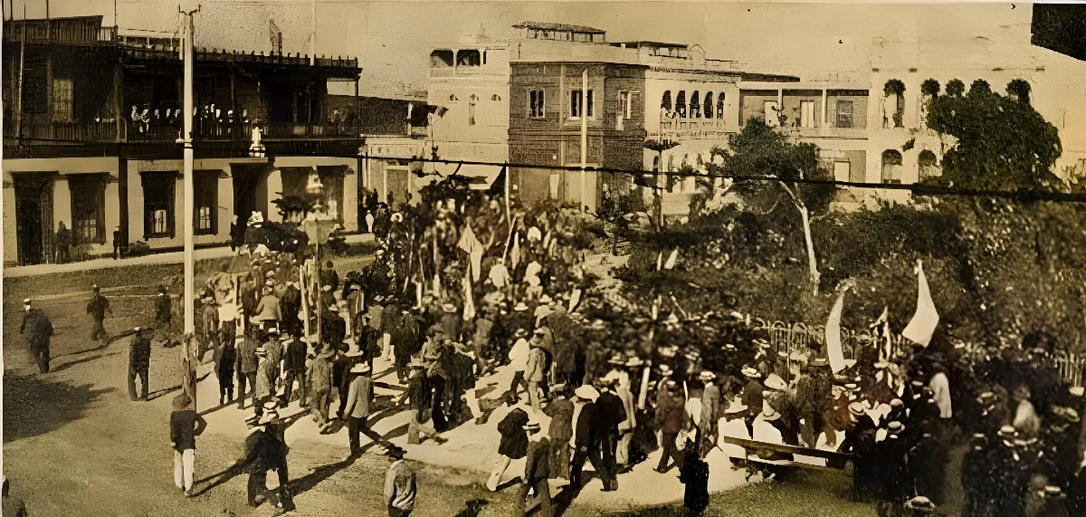 Huelgistas van a recibir a los nuevos grupos que vienen de la pampa — 1908 | Chile de Ayer