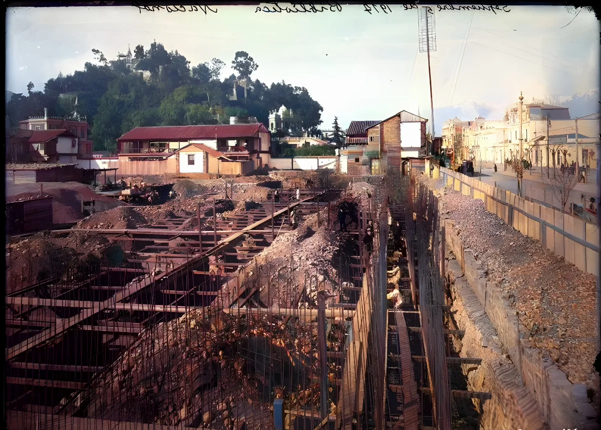 Construcción de la Biblioteca Nacional en 1917 — Cerro Santa Lucía — 1917 | Chile de Ayer