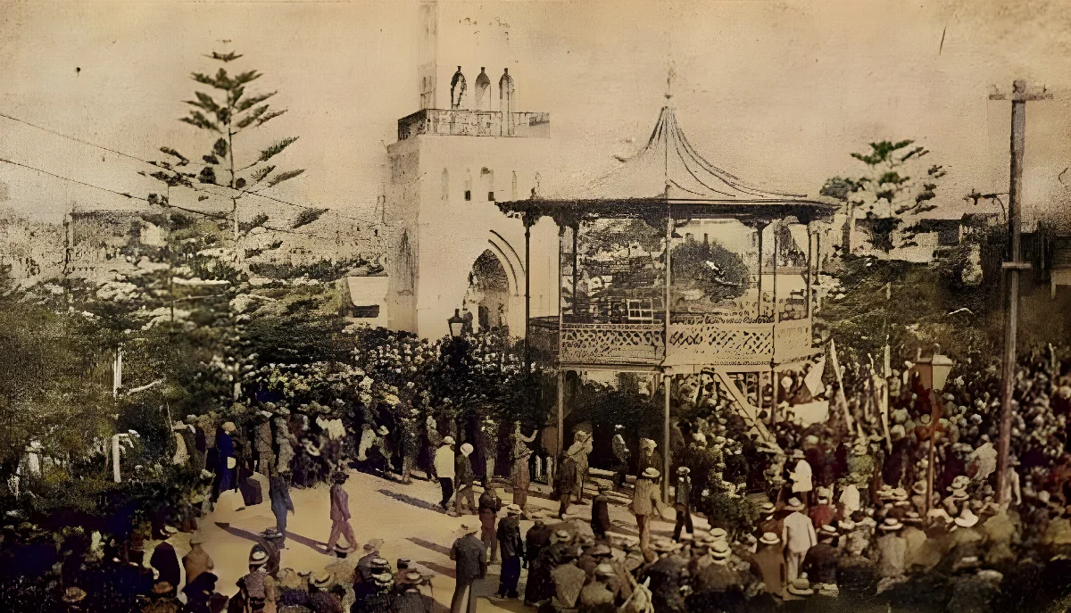 Meeting de obreros en la Plaza Arturo Prat (1907) — 1908 | Chile de Ayer