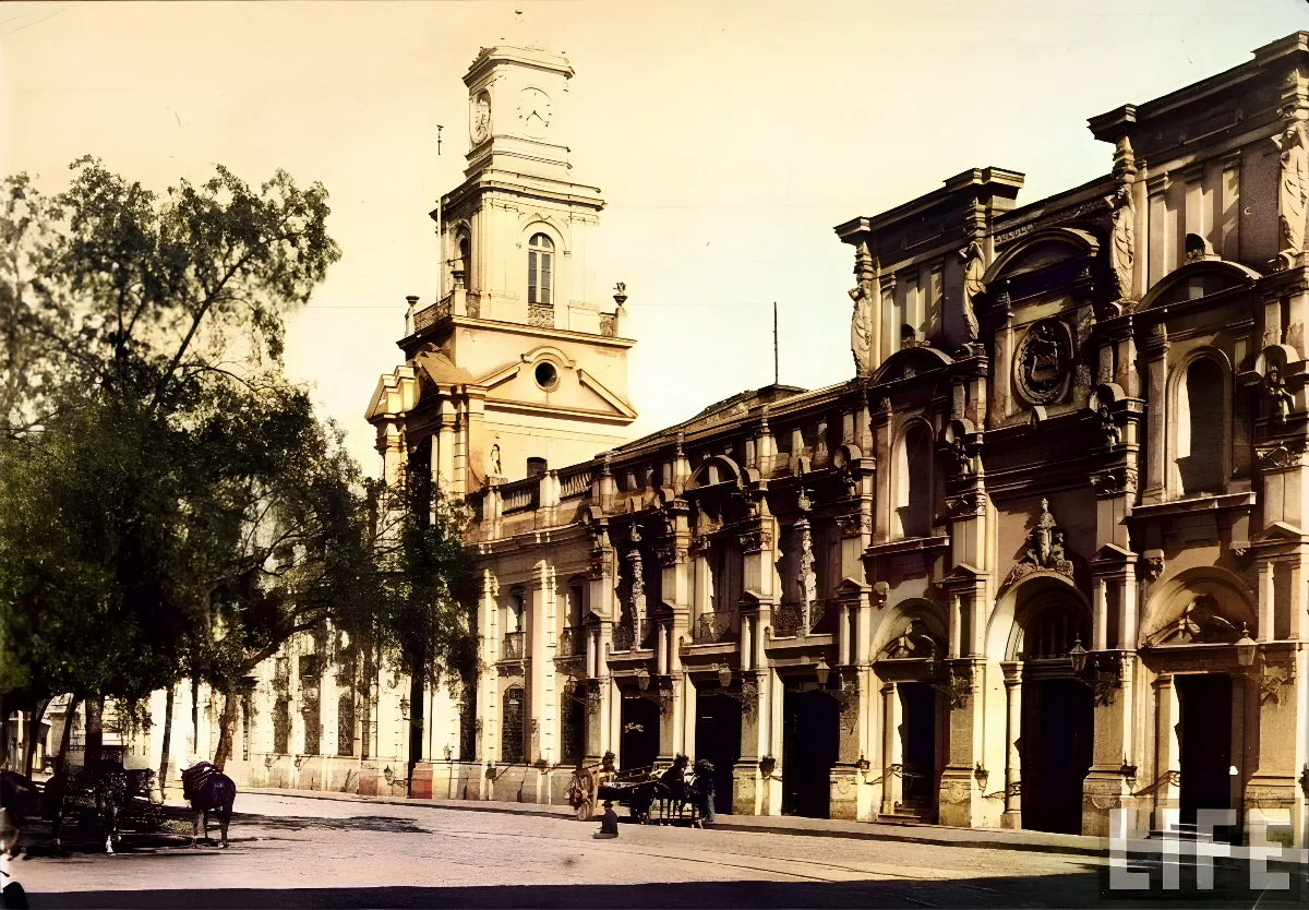 Plaza de Armas de Santiago, Museo Historico y ex carcel en 1890 — Plaza de Armas de Santiago — 1890 | Chile de Ayer