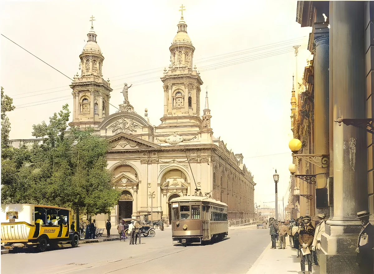 Plaza de Armas Santiago en 1920 — 1920 | Chile de Ayer