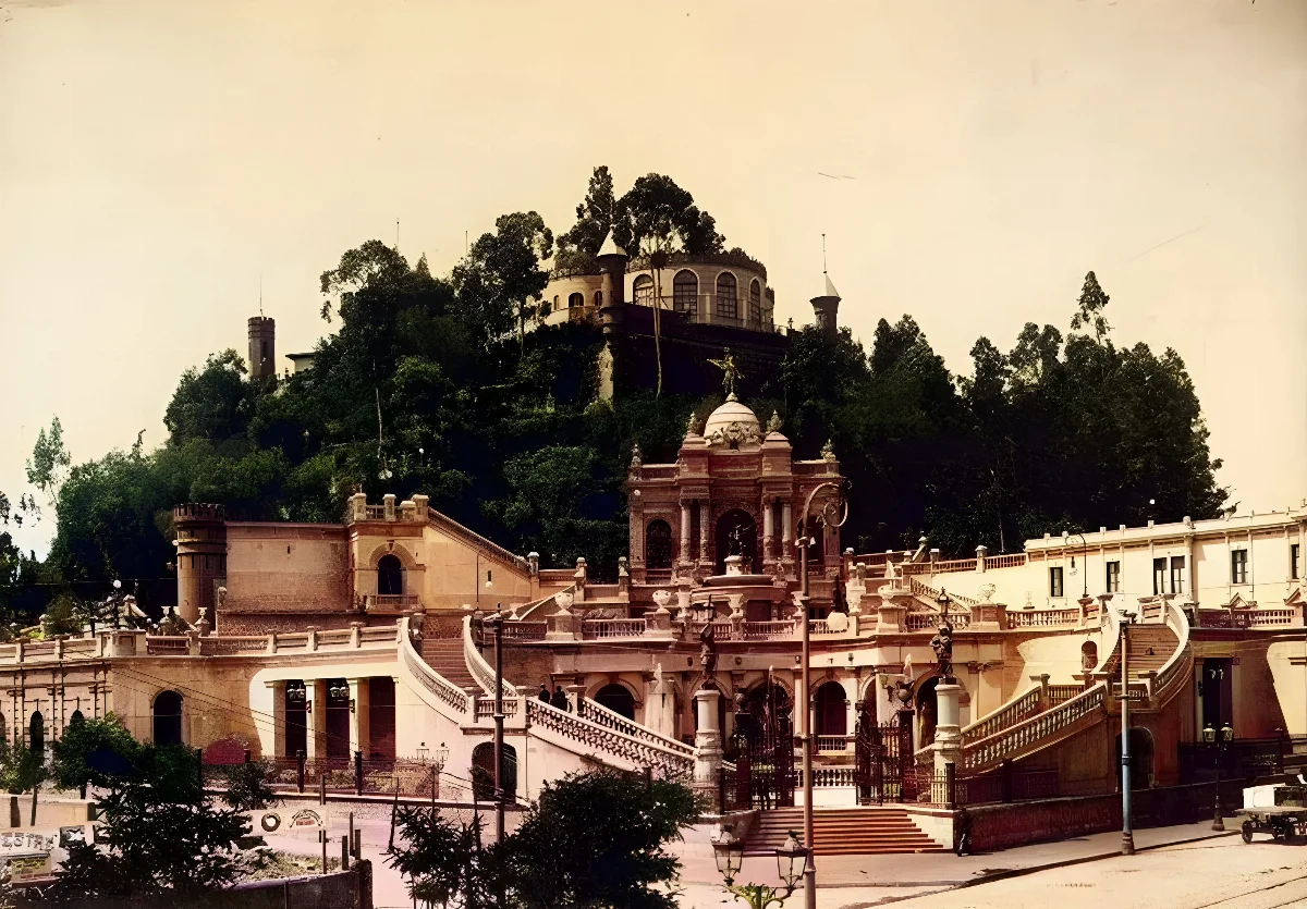 Acceso al Cerro Santa Lucía por Alameda en el año 1906 — 1906 | Chile de Ayer