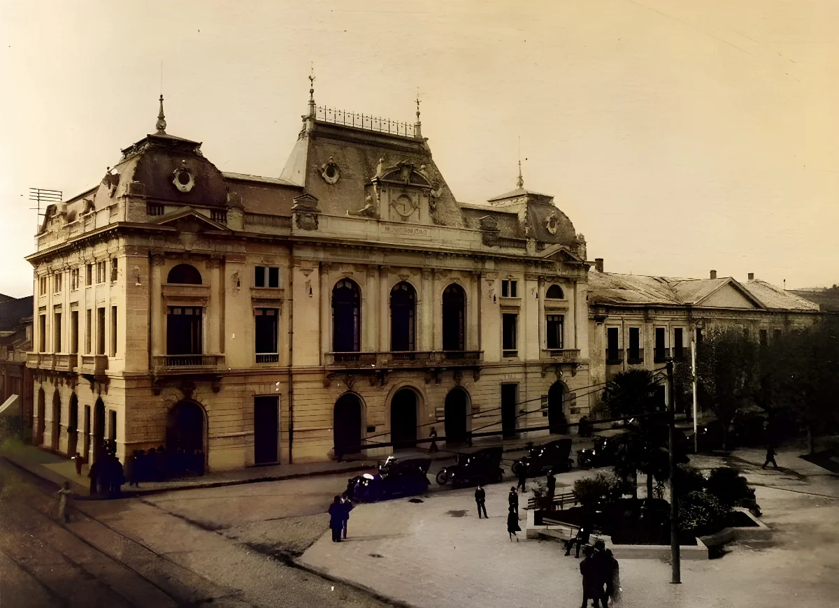El desaparecido Palacio Consistorial de Concepción 1916 — Plaza Independencia de Concepción — 1916 | Chile de Ayer