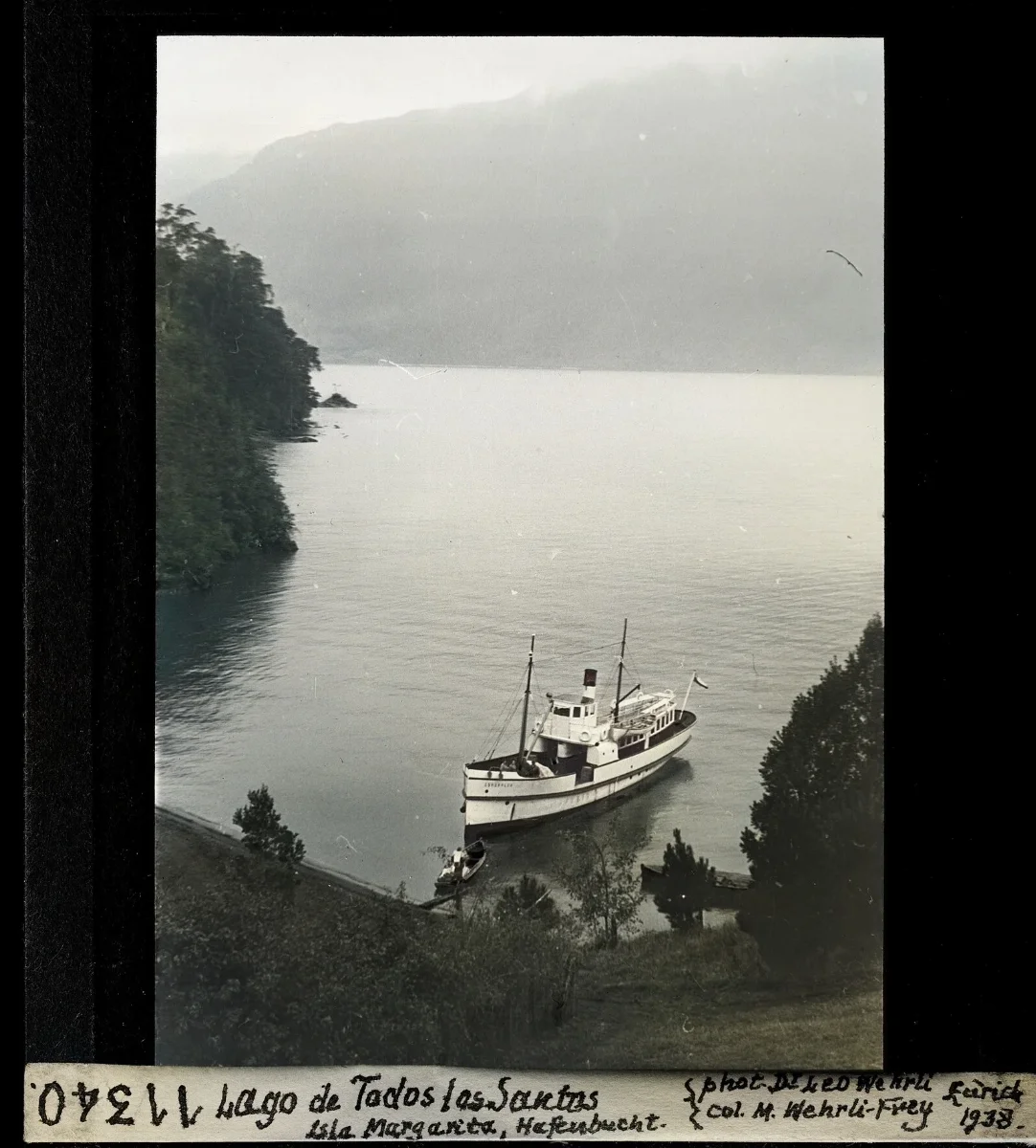 Vapor en lago patagónico con bosques nativos, Puyehue — aprox. 1938–1940 | Chile de Ayer