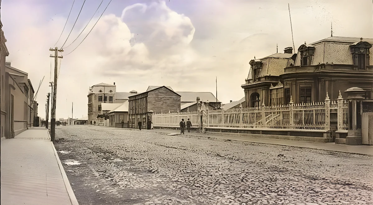 Calle Hernando de Magallanes de Punta Arenas en 1910 — 1910 | Chile de Ayer