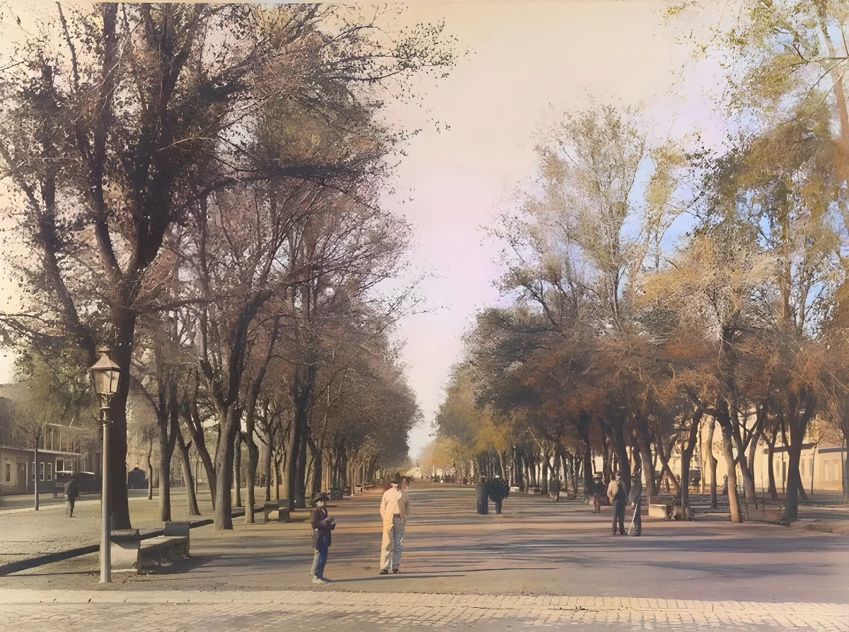 Bandejón central de la Alameda de Santiago en 1900 — 1900 | Chile de Ayer