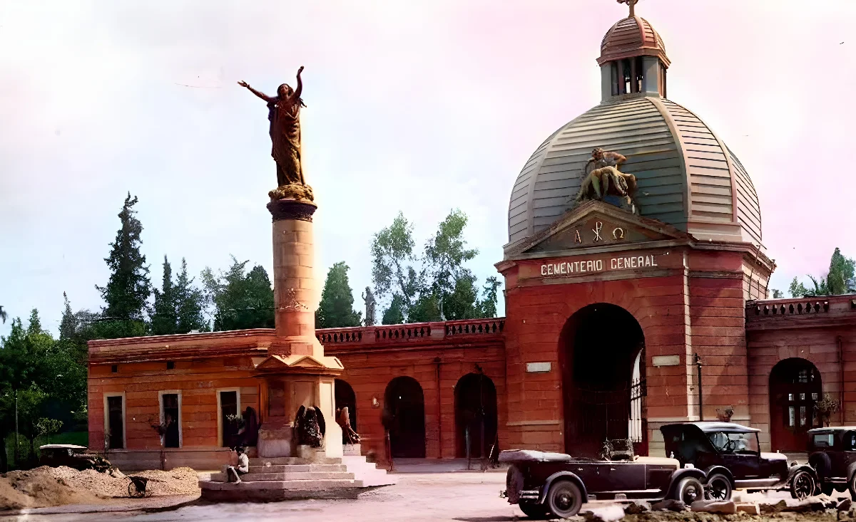 Plaza la Paz y acceso al Cementerio General de Santiago en 1920. — Cementerio General de Santiago — 1920 | Chile de Ayer