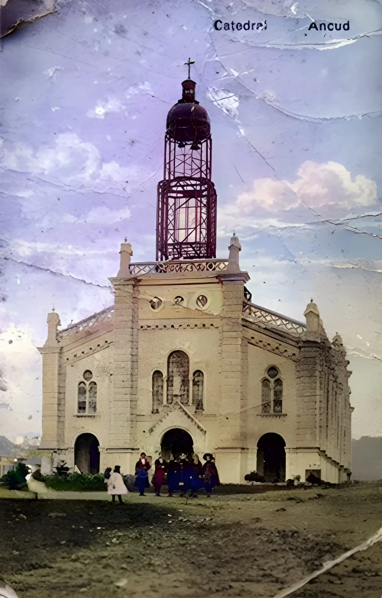 Construcción de la Torre de la Catedral de Ancud en el año 1905 — Plaza de Armas de Ancud — 1905 | Chile de Ayer