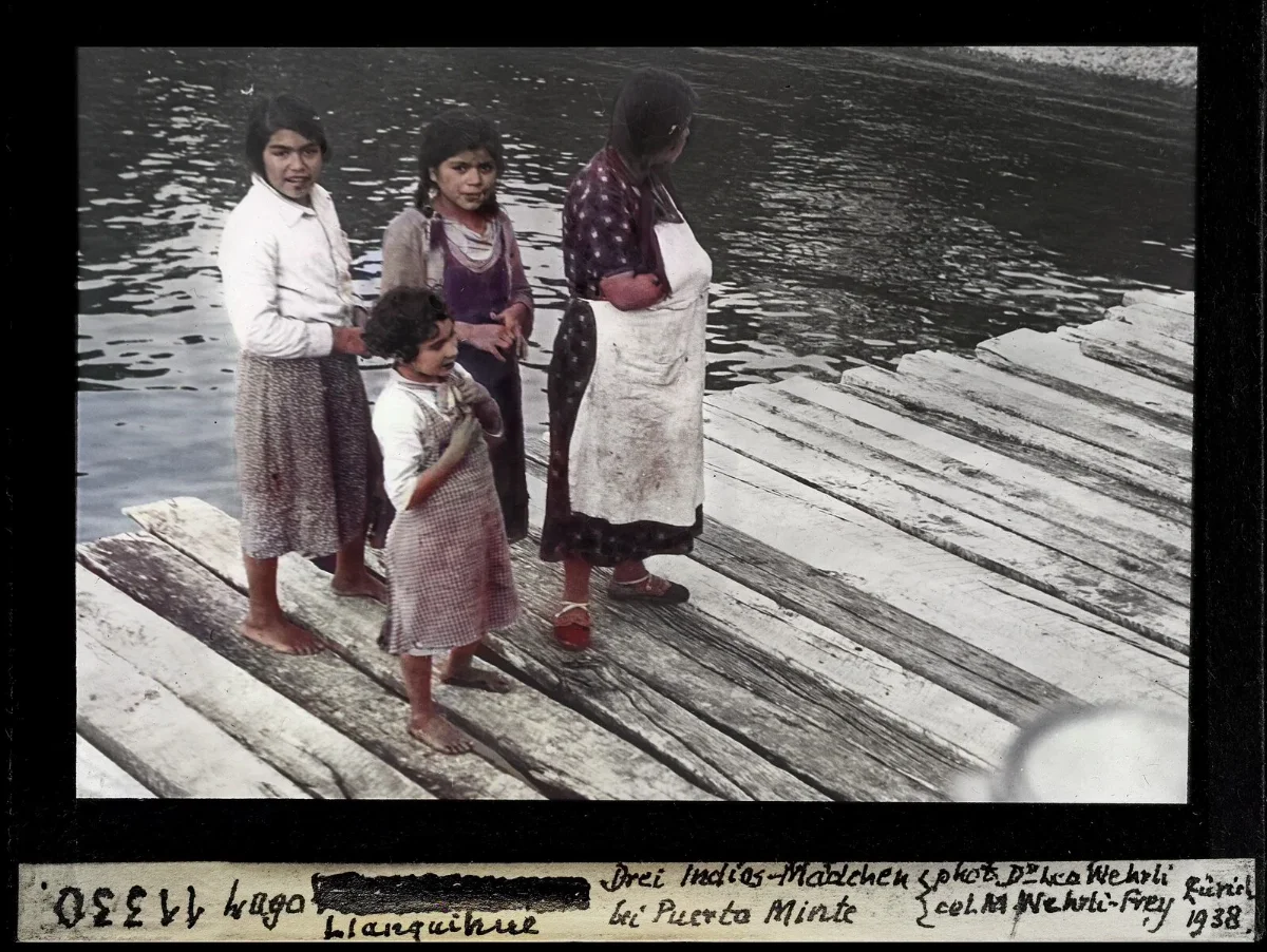 Muelle lacustre con mujeres, Llanquihue 1938 — aprox. 1938–1940 | Chile de Ayer