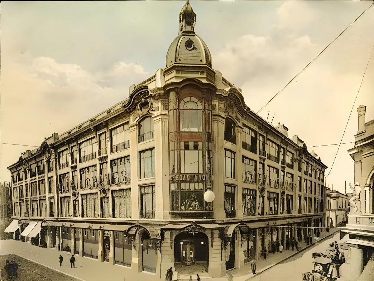 Edificio Comercial Gath y Chaves, Santigo en 1920 — Plaza de Armas de Santiago — 1920 | Chile de Ayer