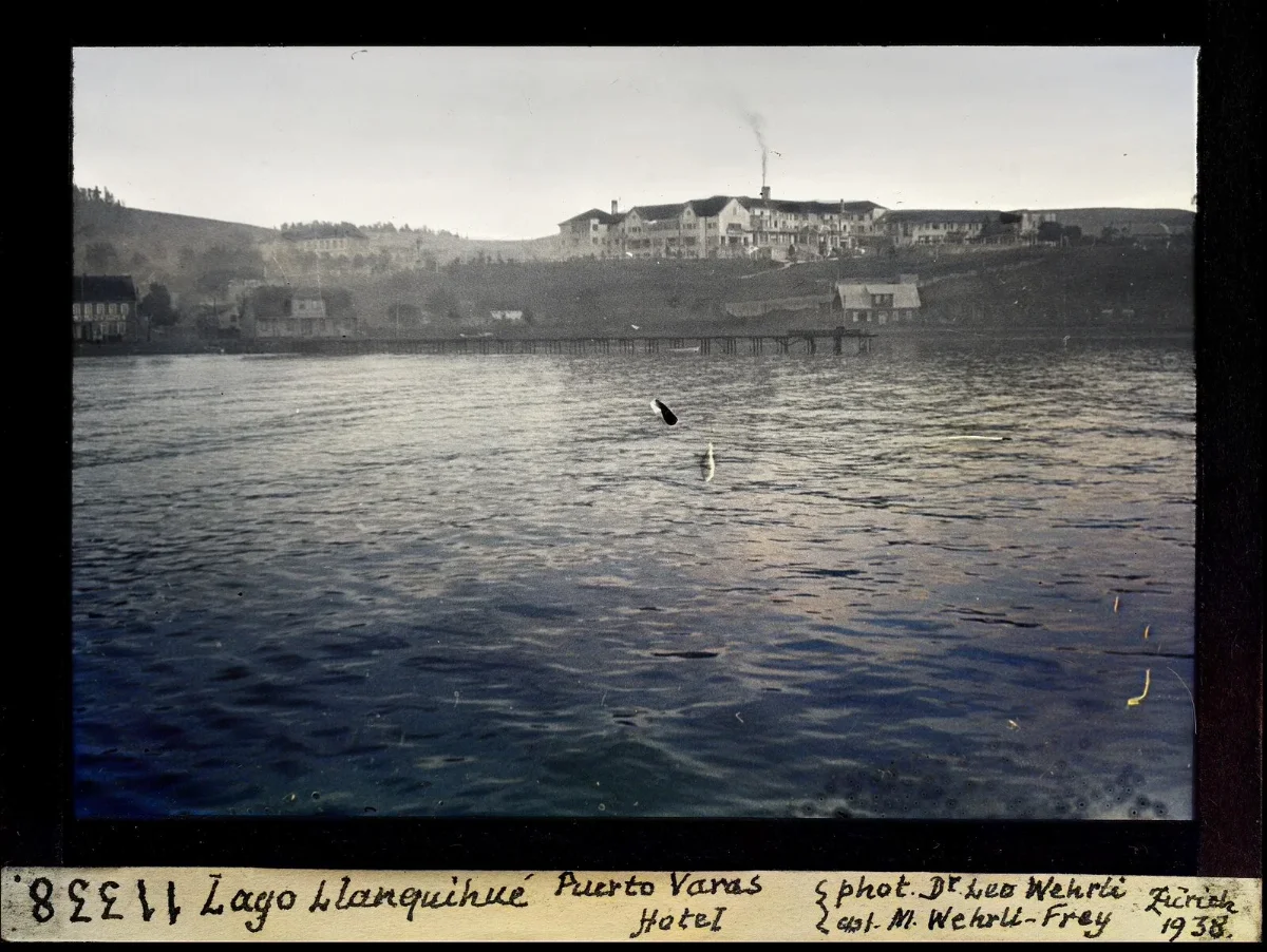 Puerto Varas, lago Llanquihue con hotel y embarcación — aprox. 1938–1940 | Chile de Ayer