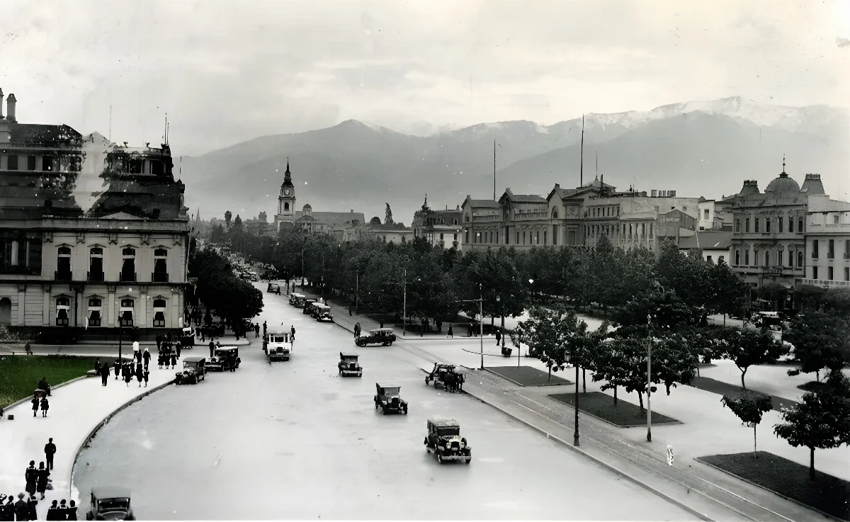 Alameda frente a Plaza Bulnes en 1928 — Plaza Bulnes — 1920 | Chile de Ayer