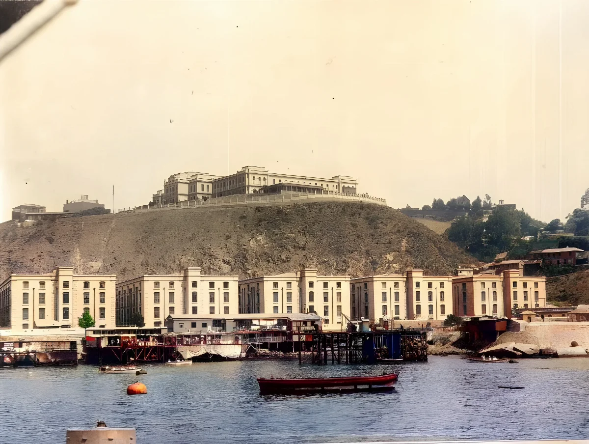 Almacenes Fiscales y Ex Escuela Naval, año 1900. — 1900 | Chile de Ayer