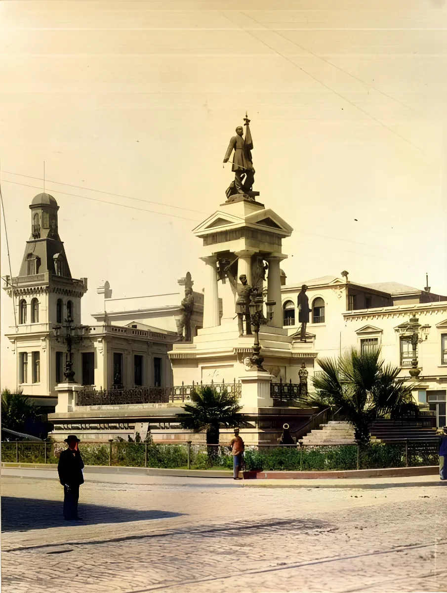 Monumento a los Héroes de Iquique en Valparaíso, 1900. — 1900 | Chile de Ayer