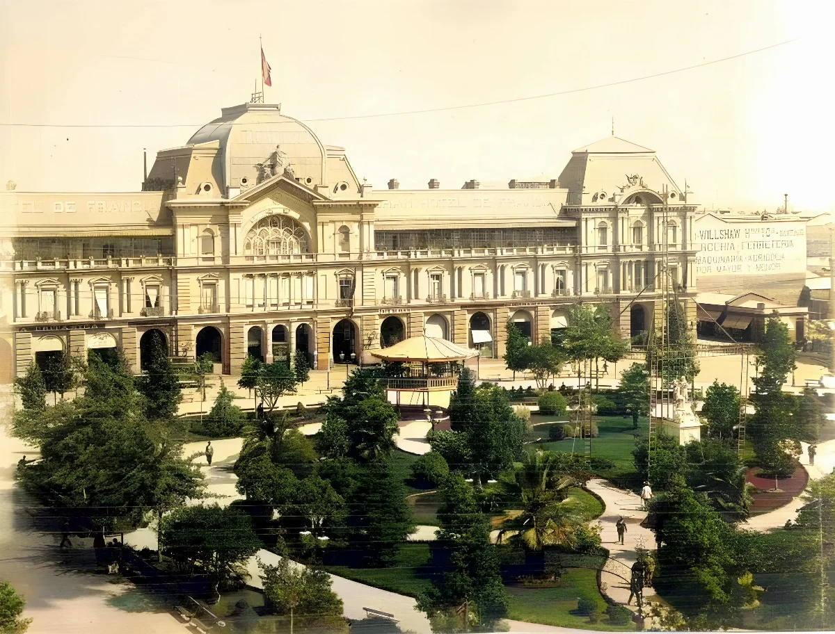 Plaza de Armas y Gran Hotel de Francia en 1900. — 1900 | Chile de Ayer