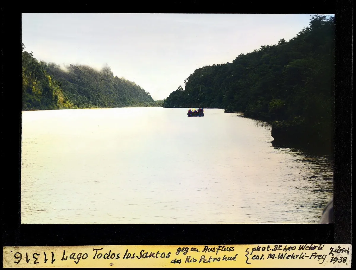 Lago Todos los Santos hacia el desague del rio Petrohue entre cerros boscosos, 1938 — aprox. 1938–1940 | Chile de Ayer