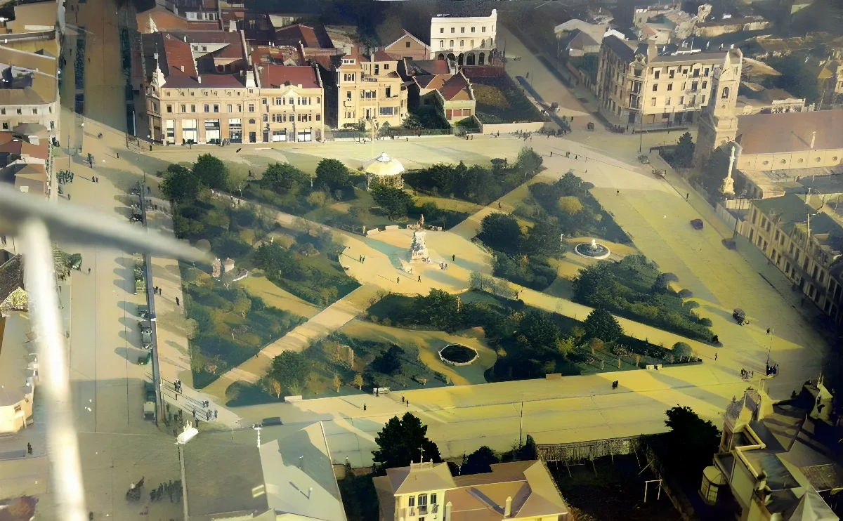 Plaza Muñoz Gamero de Punta Arenas desde el aire, entre 1920 y 1930. — 1920 | Chile de Ayer
