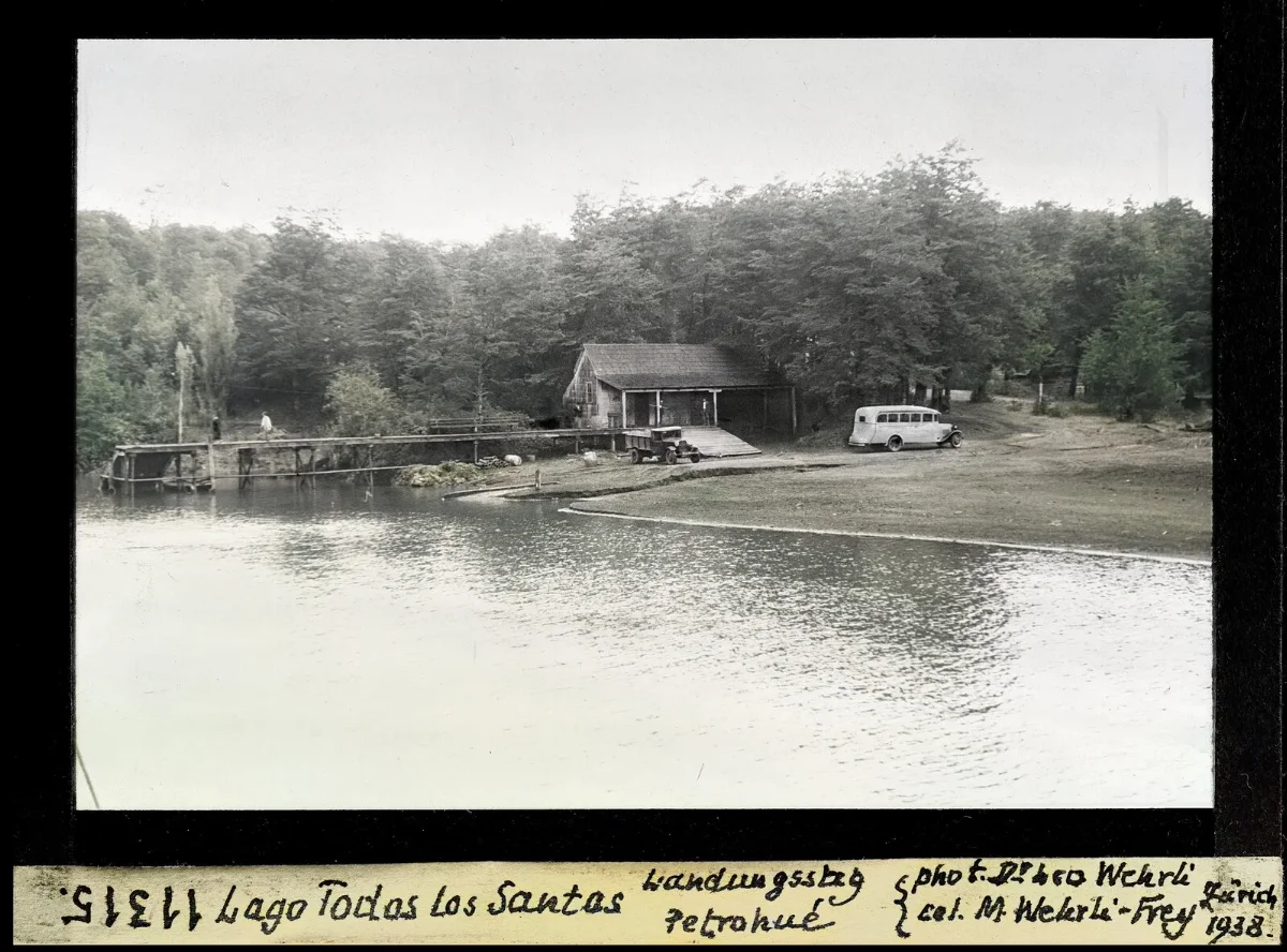 Diapositiva coloreada del embarcadero de Petrohue en el lago Todos los Santos, 1938 — aprox. 1938–1940 | Chile de Ayer